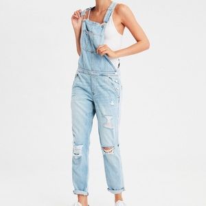 American eagle Tomgirl overalls light wash NWT